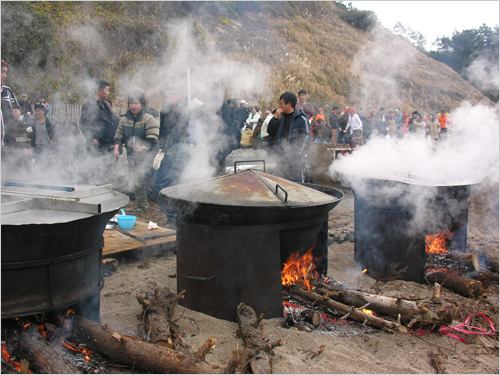 제주전통음식인 '몸국'이 부글부글 끓고, 사람들의 가슴에도 희망이 불 붙는다. 